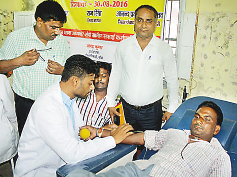 Hundred sanitation workers by donating blood
