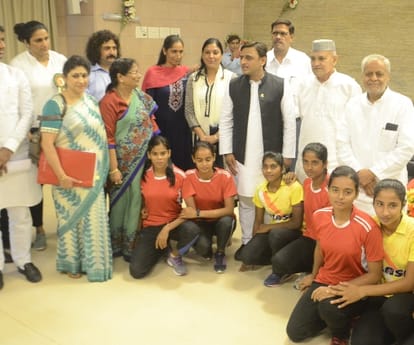 akhilesh announce 1 crore price money for sindhu, sakshi and deepa