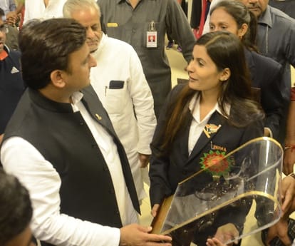 akhilesh announce 1 crore price money for sindhu, sakshi and deepa