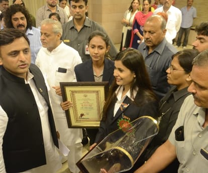 akhilesh announce 1 crore price money for sindhu, sakshi and deepa