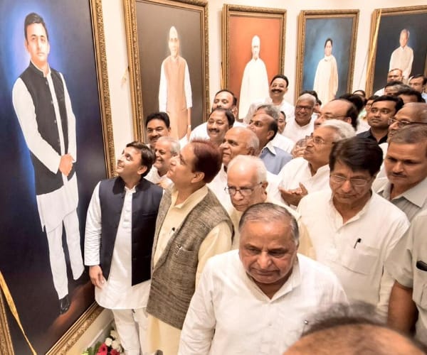 Mayawati refuses Chief Minister Akhilesh's invitation.