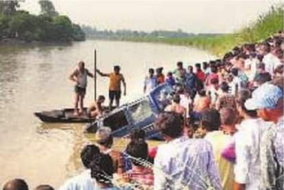 नहर में से कार को निकालते लोग