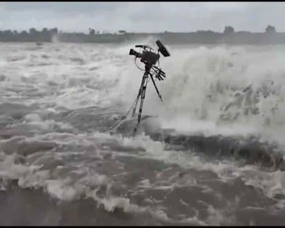 PM modi saves cameraman's life
