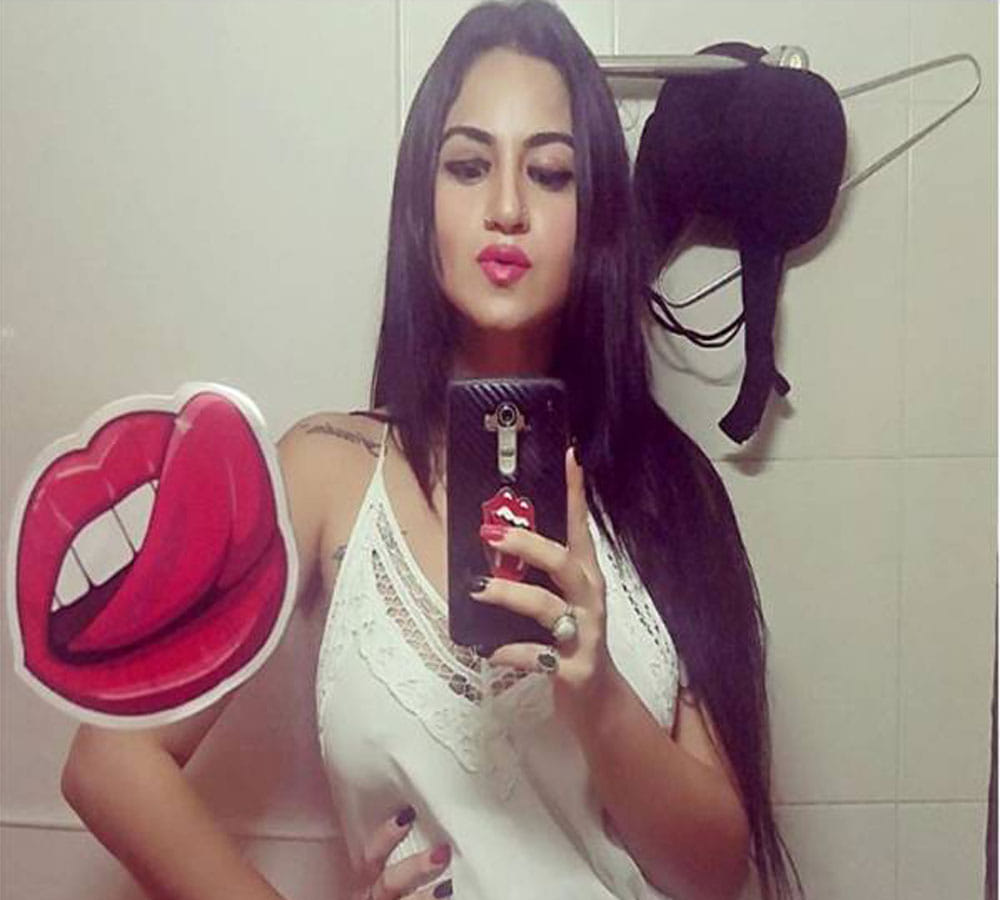 model priya malik post bra selfie on instagram