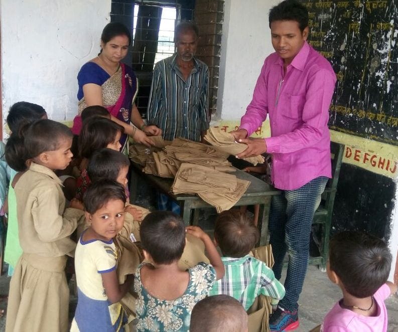 Dress divided into schools, children were happily tweet
