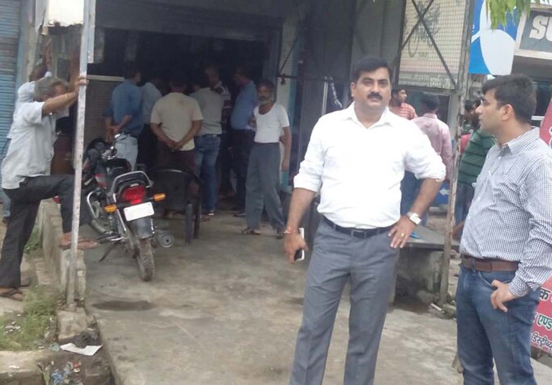 Making e-rickshaw factory sealed