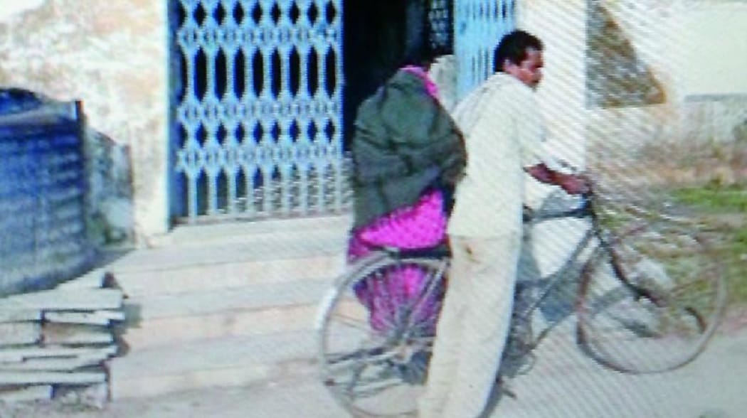MP: Father cycles pregnant daughter to hospital; no ambulance on call