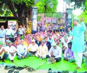 BKU inlaid lock on the gate Tehsil, protest