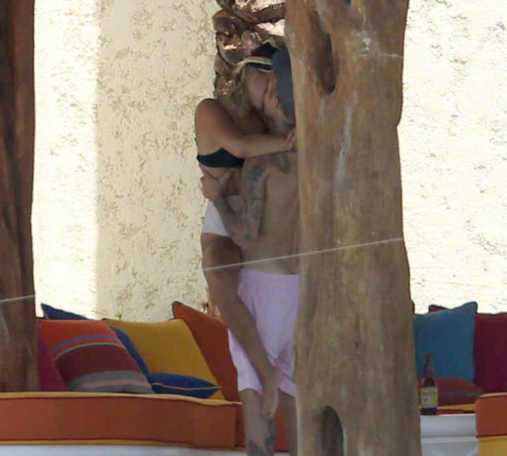 justin bieber and sofia richie kissing each other