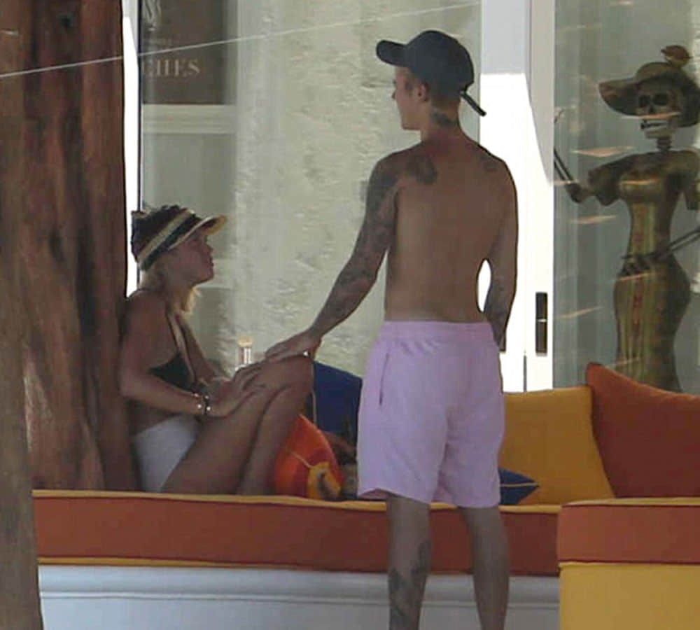 justin bieber and sofia richie kissing each other