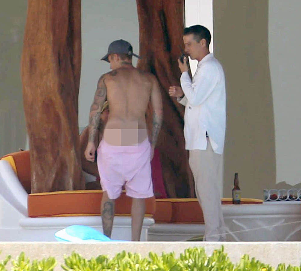 justin bieber and sofia richie kissing each other