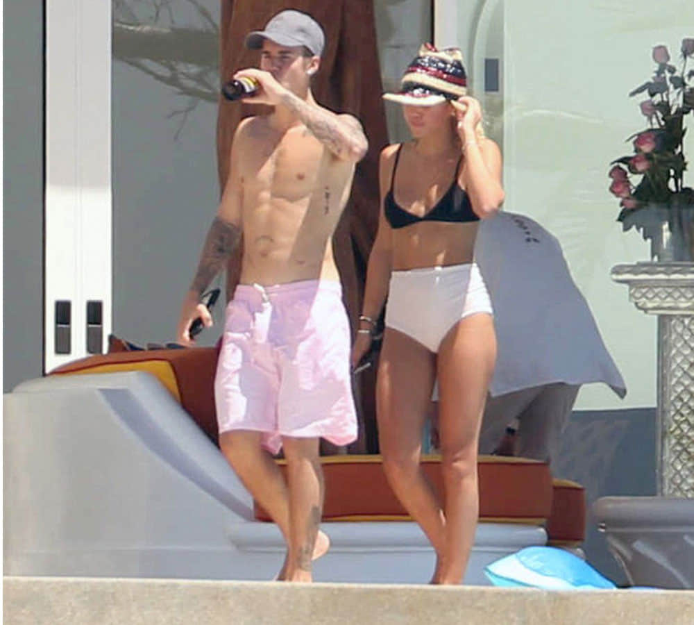 justin bieber and sofia richie kissing each other