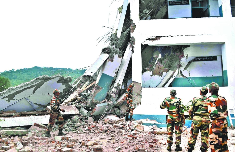 Private School building collapsed at Solan Kumarhatti road.