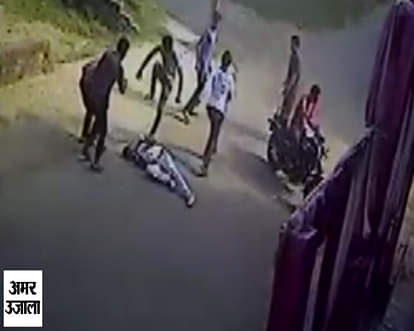 Video :  people beaten a guy for only 250 rupee in meerut