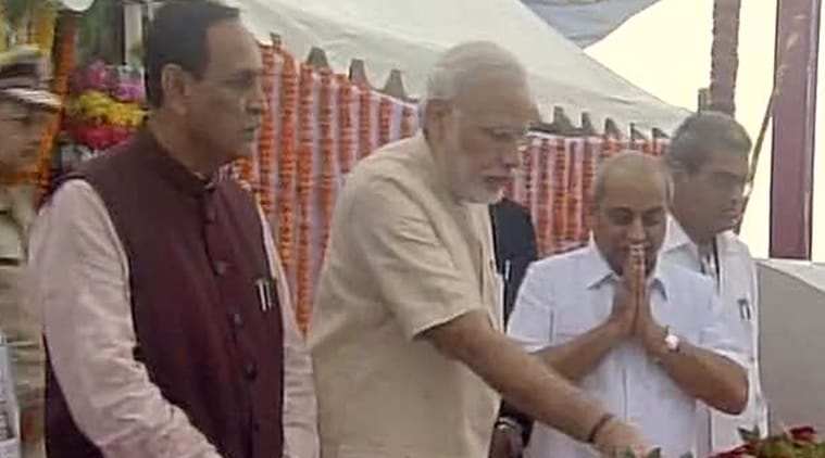 Modi launches Sauni Project: People perform torch aarti Narmada banks