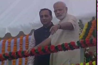 PM modi saves cameraman's life