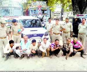 The police try to stamp on the vehicle carrying cattle