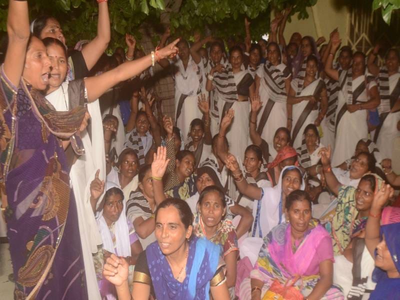 aasha ka seeemo kaaryaalay par pradarshan