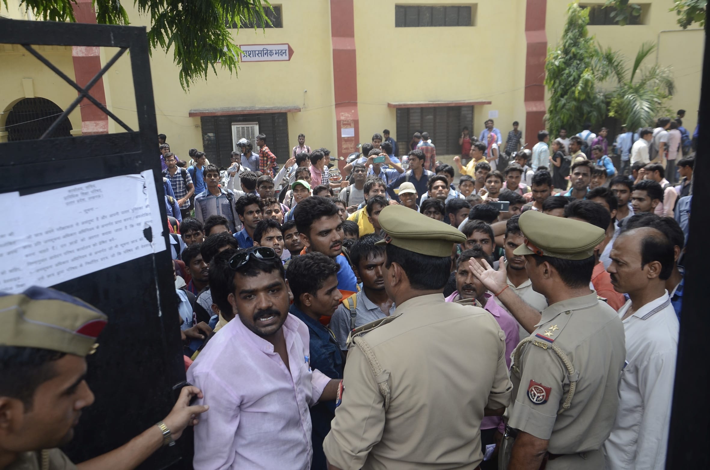 polytechnic students protest in lucknow