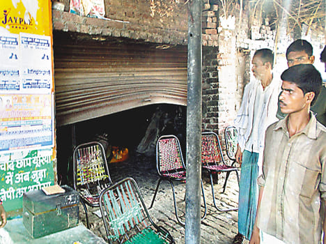 Burglars broke the shutter of the shop for five