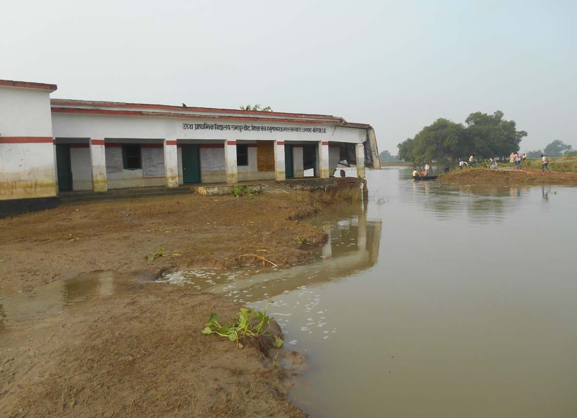 badh kichad se jeena hua dushwar