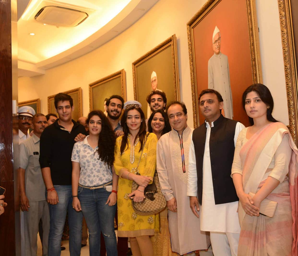 dimple yadav visits vidhan bhawan painting gallery