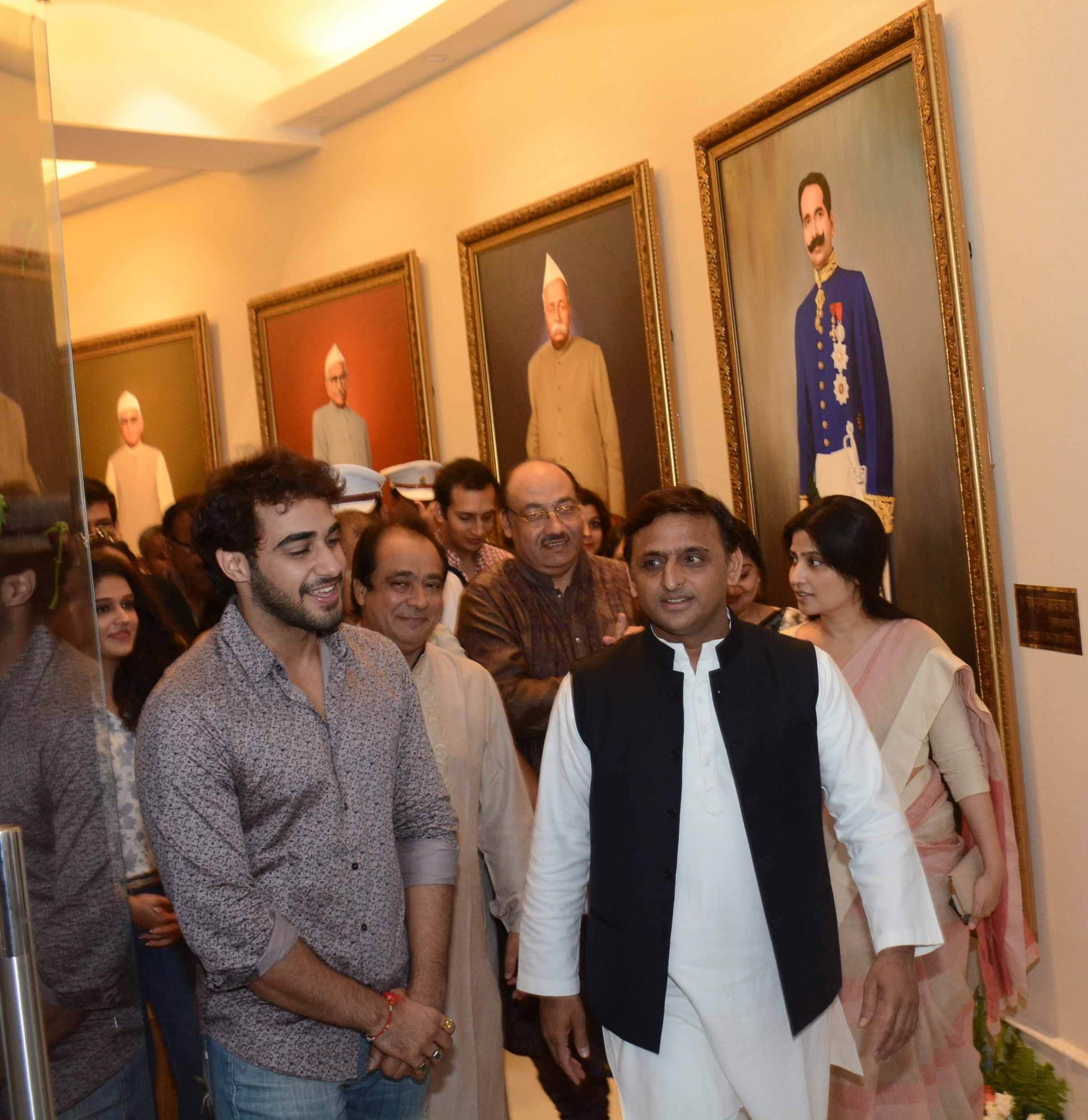 dimple yadav visits vidhan bhawan painting gallery
