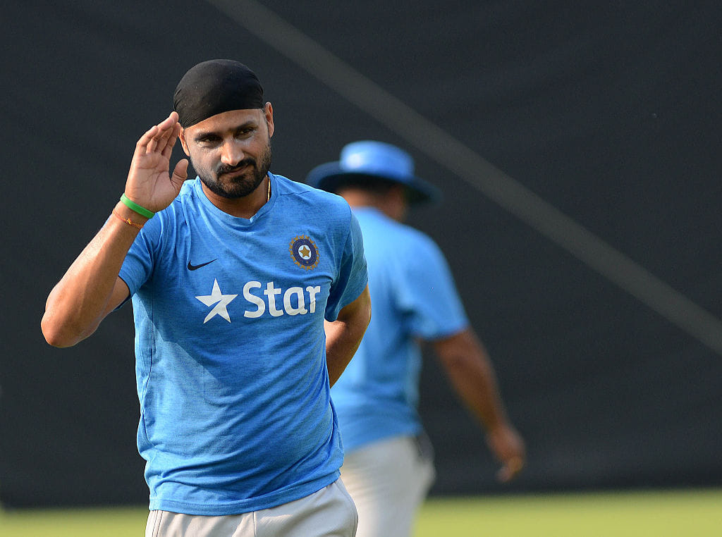 harbhajan singh trolling on twitter over photo with soldiers