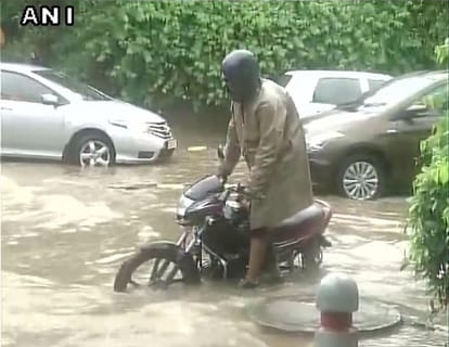 Some pictures of heavy rain in Delhi Ncr