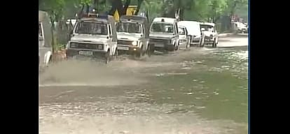 john kerry reaches iit delhi, asks students you must have needed boats to reach here 