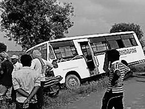 women dies after an Uncontrolled bus thrased her.