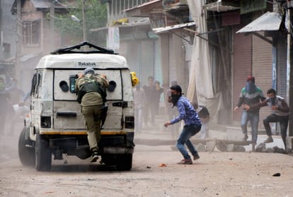 outh killed, 5 injured in clashes between security forces and protesters in Ladoora