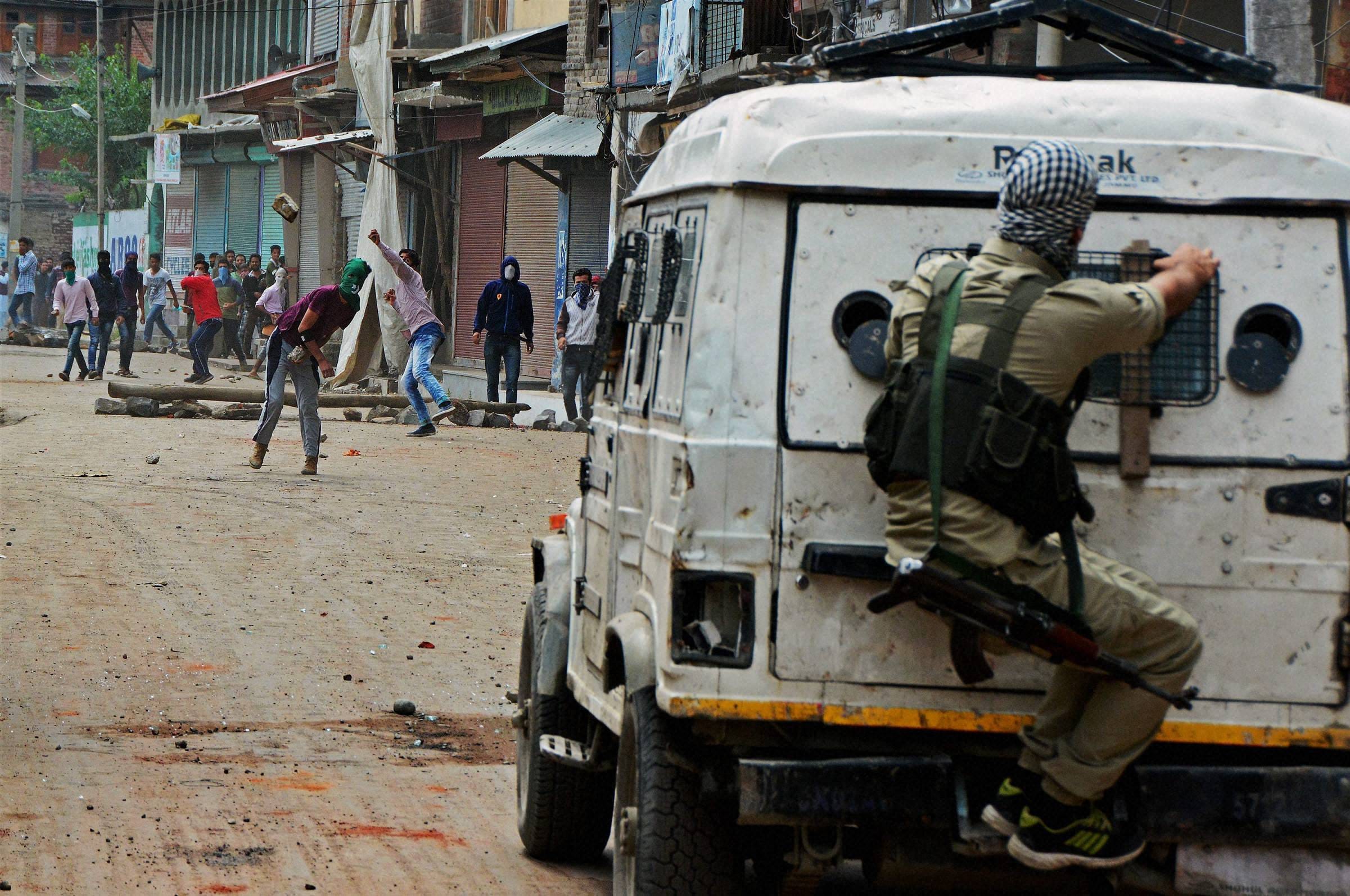Stone pelting continue in Kashmir