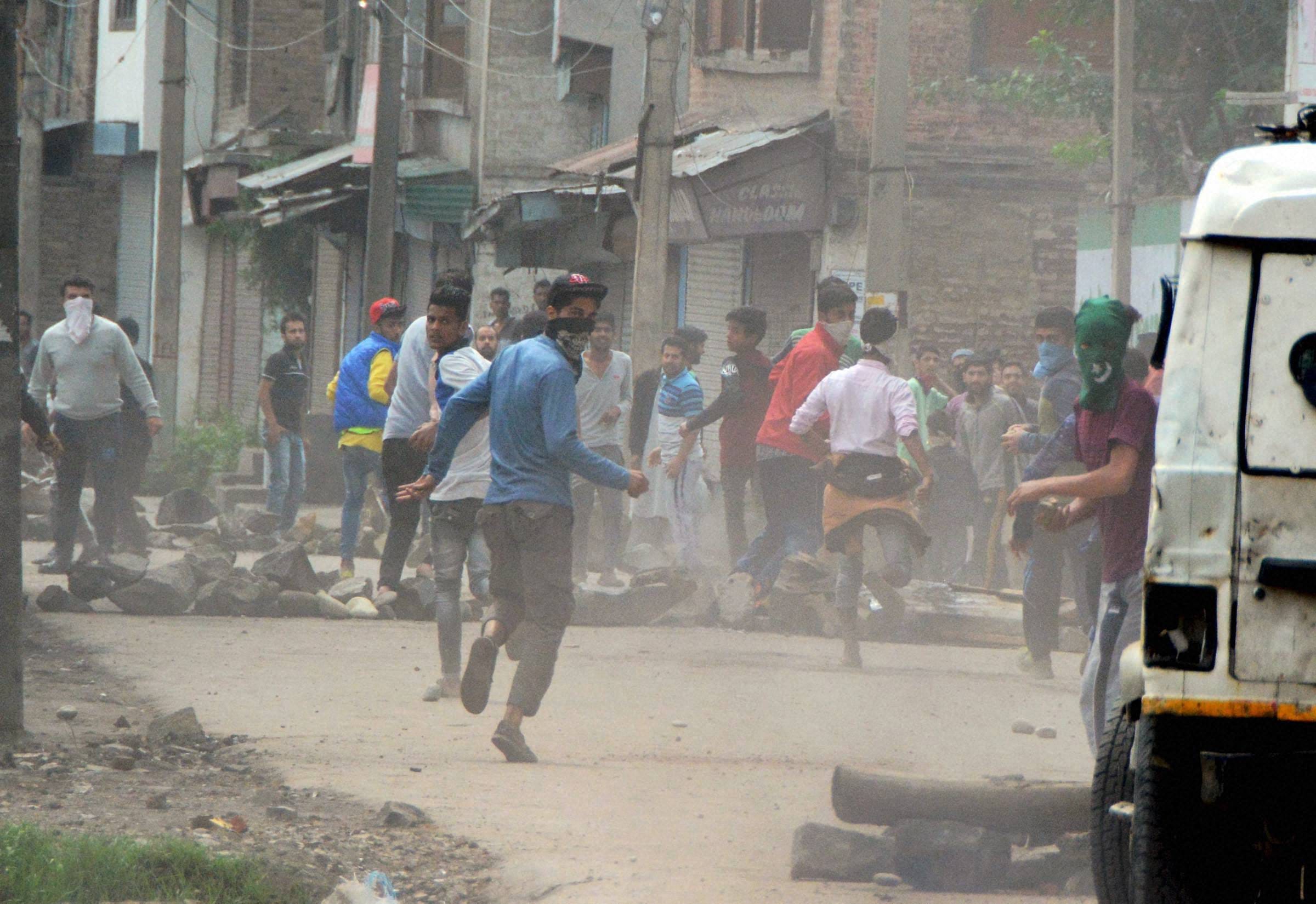 Stone pelting continue in Kashmir