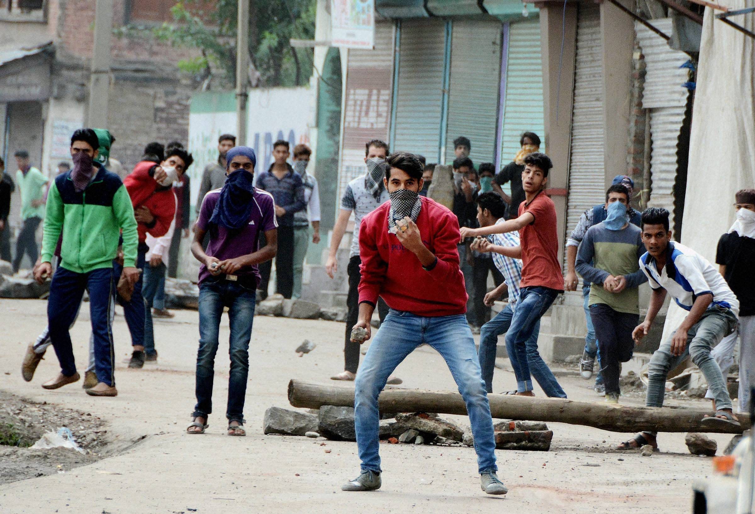 Stone pelting continue in Kashmir