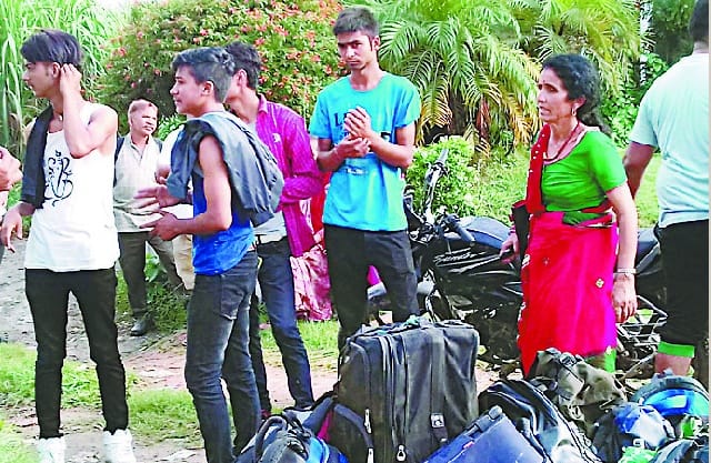 Mini bus upturned, six injured