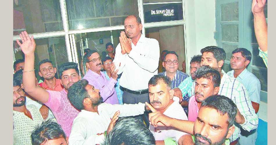 professor say sorry, vulger comment, student aggitation, education