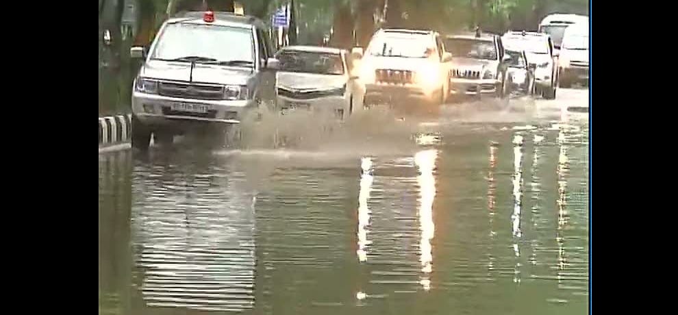 rain lashes delhi ncr, gurgaon badly jam with water logging