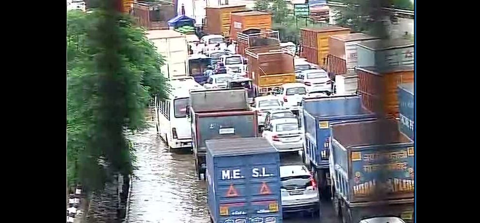 rain lashes delhi ncr, gurgaon badly jam with water logging