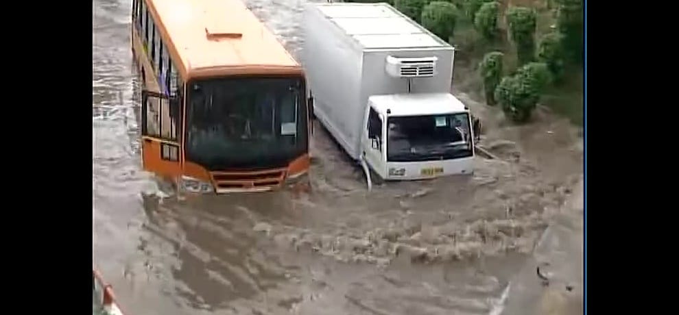 rain lashes delhi ncr, gurgaon badly jam with water logging