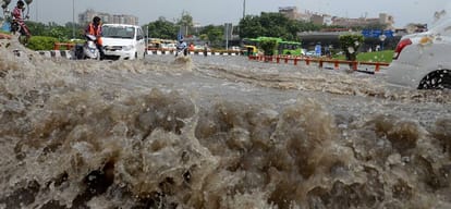 PCR personnel saved the lives of school children trapped in the water, pulled them on shoulder