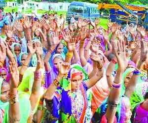  Police surrounded the office of rural women, the performance