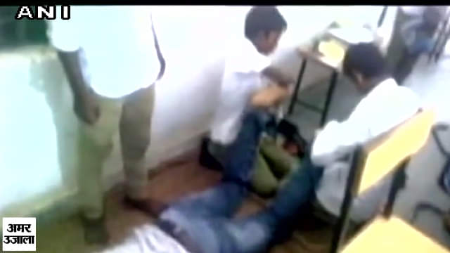 मसाज देते छात्र