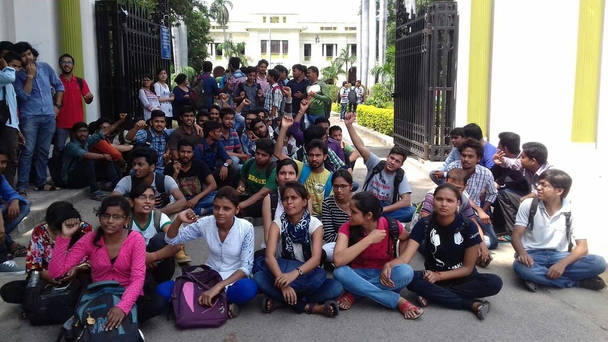fail Students protest against director in HBTI kanpur