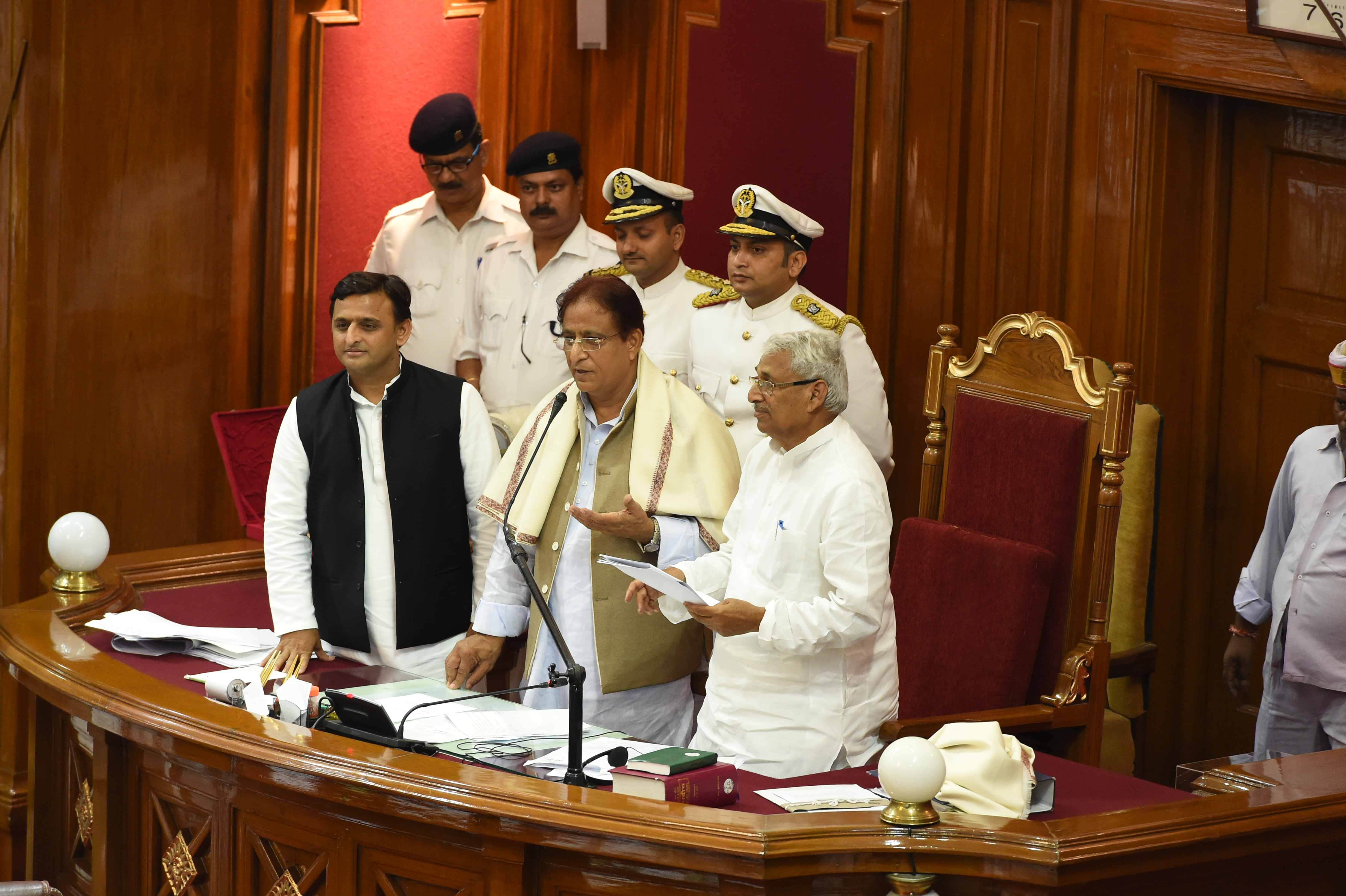 cm akhilesh honours senior vidhan sabha members 