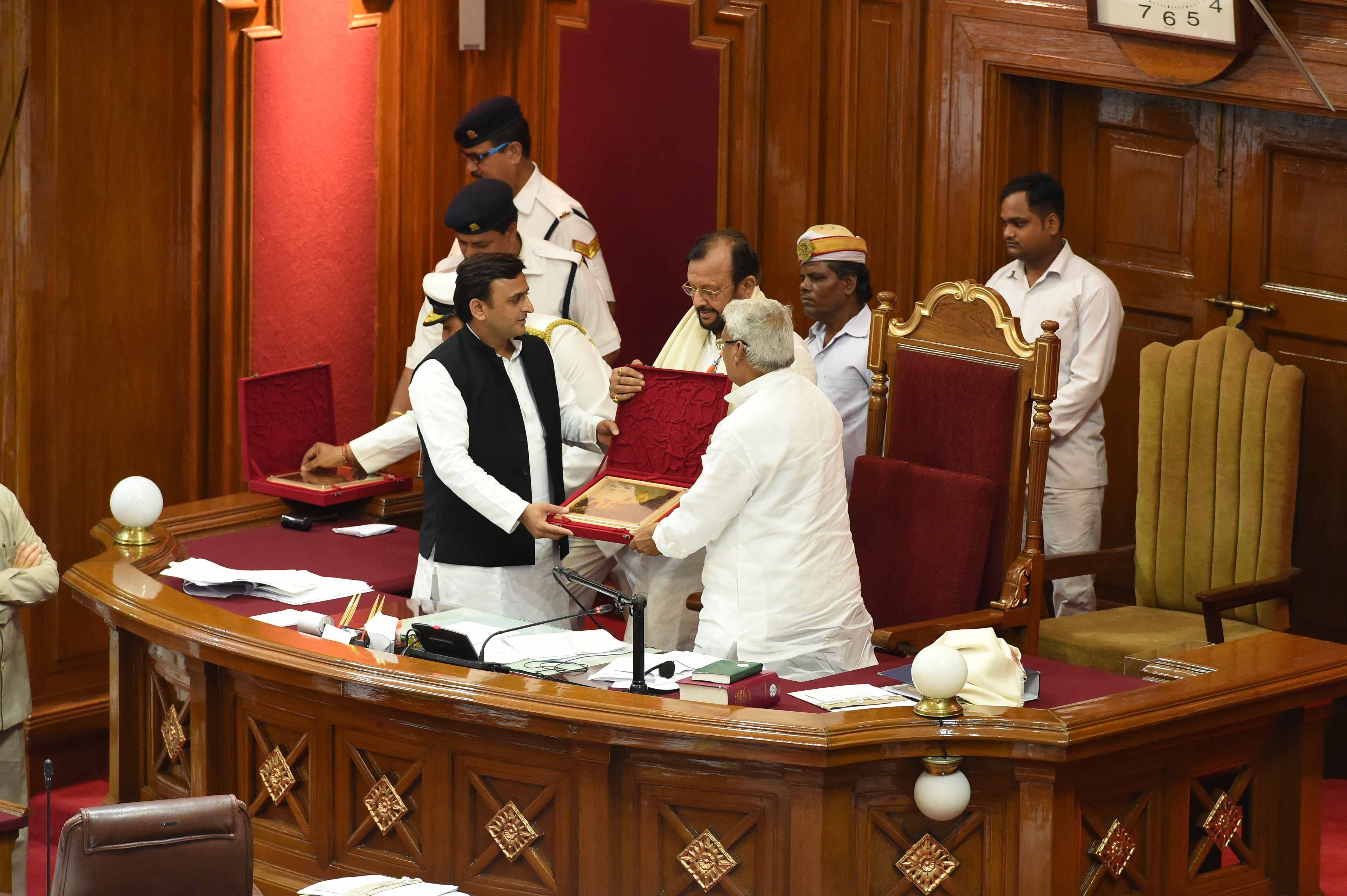 cm akhilesh honours senior vidhan sabha members 