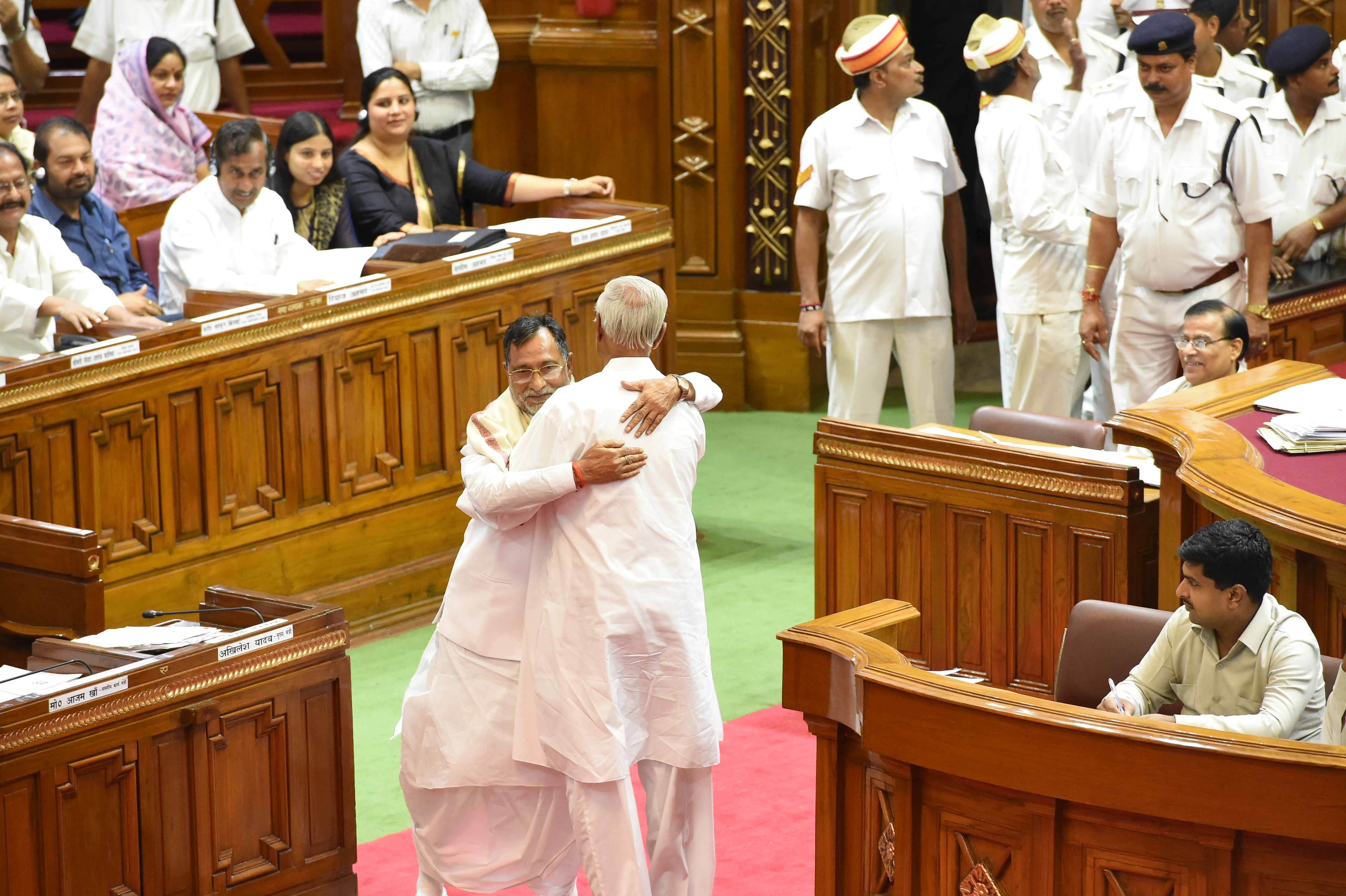 cm akhilesh honours senior vidhan sabha members 