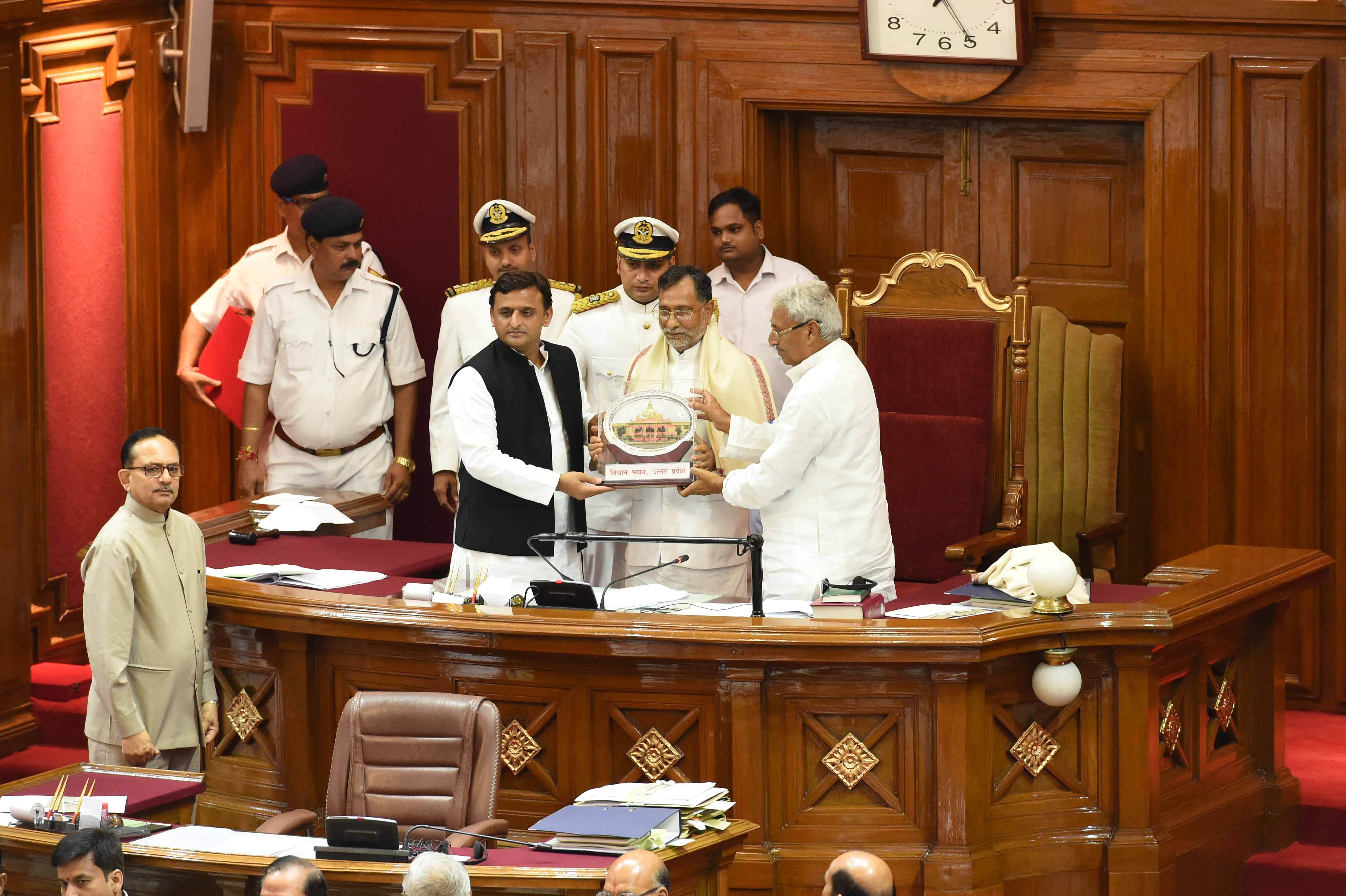 cm akhilesh honours senior vidhan sabha members 
