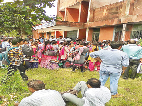  avyavasthaon ke beech huee beeteesee kee kaunsaling
