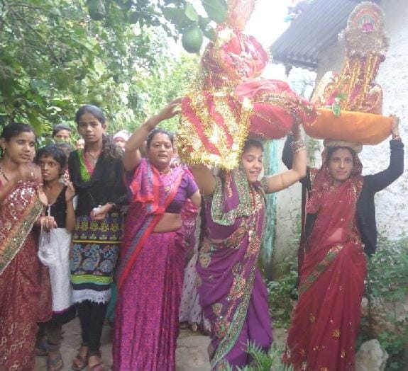 Nanda statues farewell